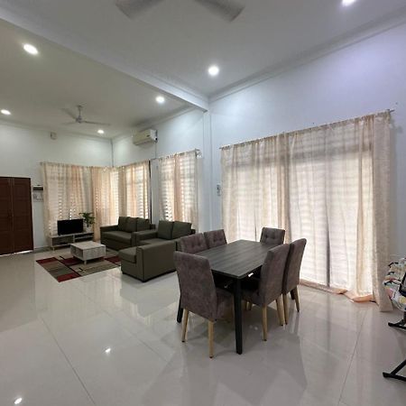 Homestay Kemaman Fyna08 Banglo Dekat Pantai Kijal Ngoại thất bức ảnh