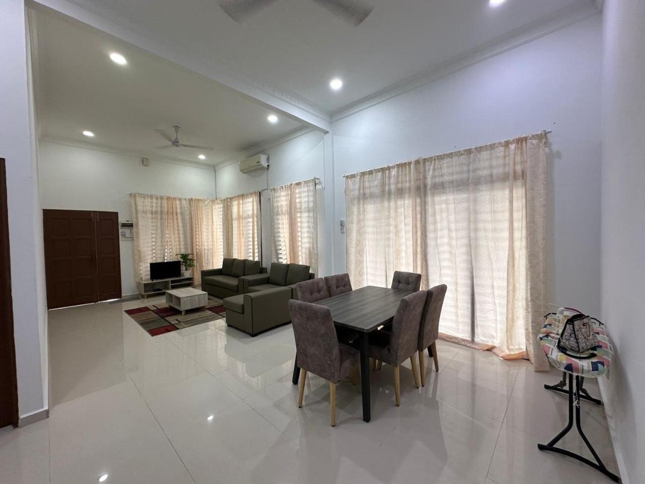 Homestay Kemaman Fyna08 Banglo Dekat Pantai Kijal Ngoại thất bức ảnh